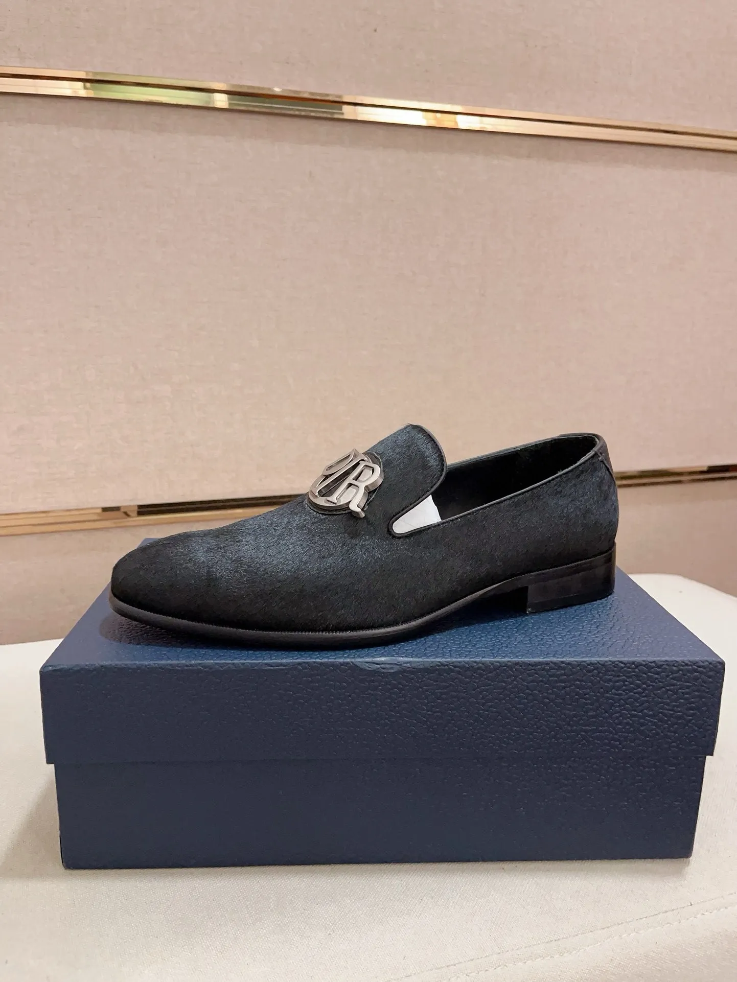Factory price: 270 men's shoes 💰 High-end version of Dior Dior's new series. Famous actors and Internet celebrities wear super popular designs. They are designed with the sculptures of French artist Niki de Saint Phalle as rings. Material: Fabric: imported original material. Foot pads: cowhide. Outsole: Rubber outsole. Men's shoe size: 38~44. Can be customized to size 45.